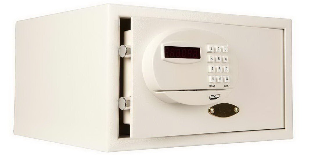 Saga DCP-230P hotelkluis in zijaanzicht met geopende deur, elektronisch codepaneel met display en ruimte voor een laptop.